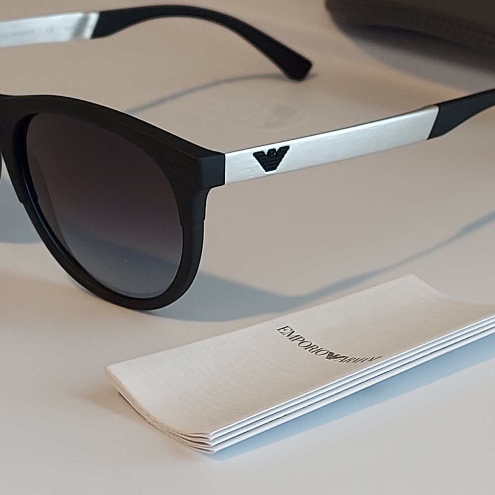 EMPORIO ARMANI
Oval Frame Sunglasses EA 4… - Picture 5 of 9